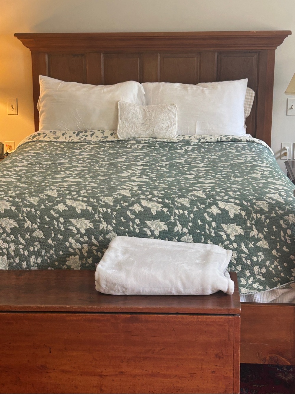 Fall Green + Cream White Floral Quilted Bedspread Size Queen Coverlet Blanket